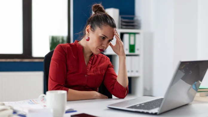 angry-frustrated-upset-businesswoman-having-problem-with