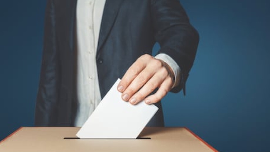 okok 920x518 ballot envelope hand